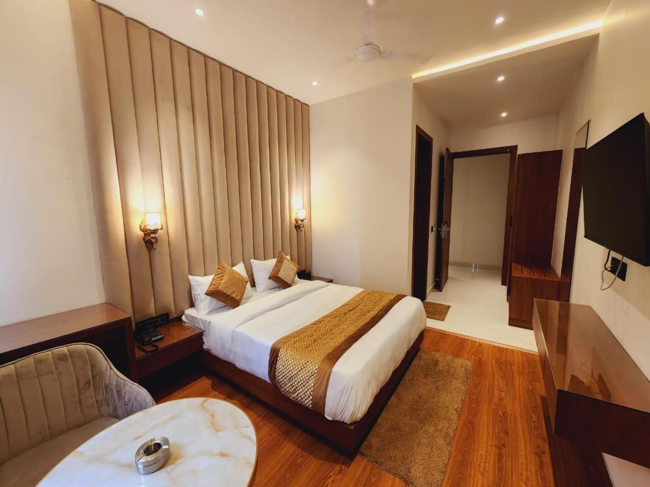 Shehnai Hotel And Banquet Hisār エクステリア 写真